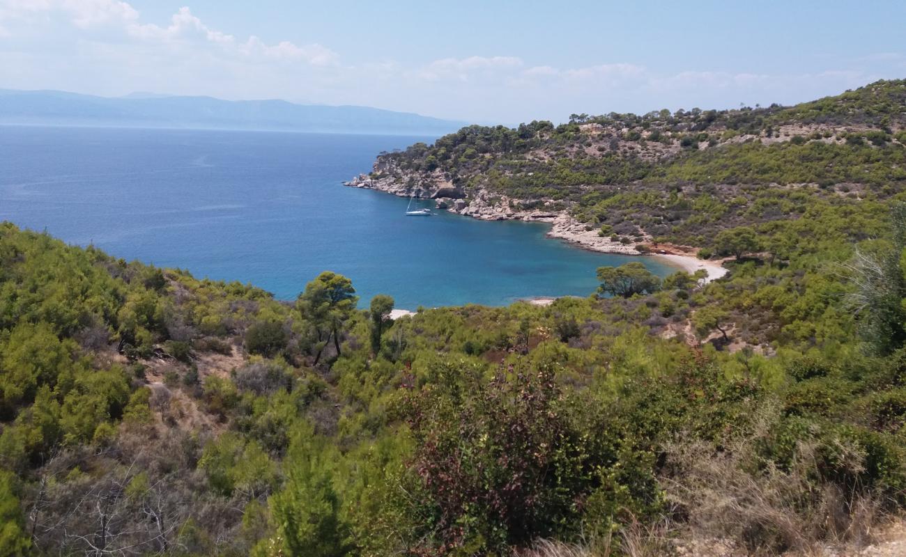 Photo de Spetses Beach III avec galets beige de surface