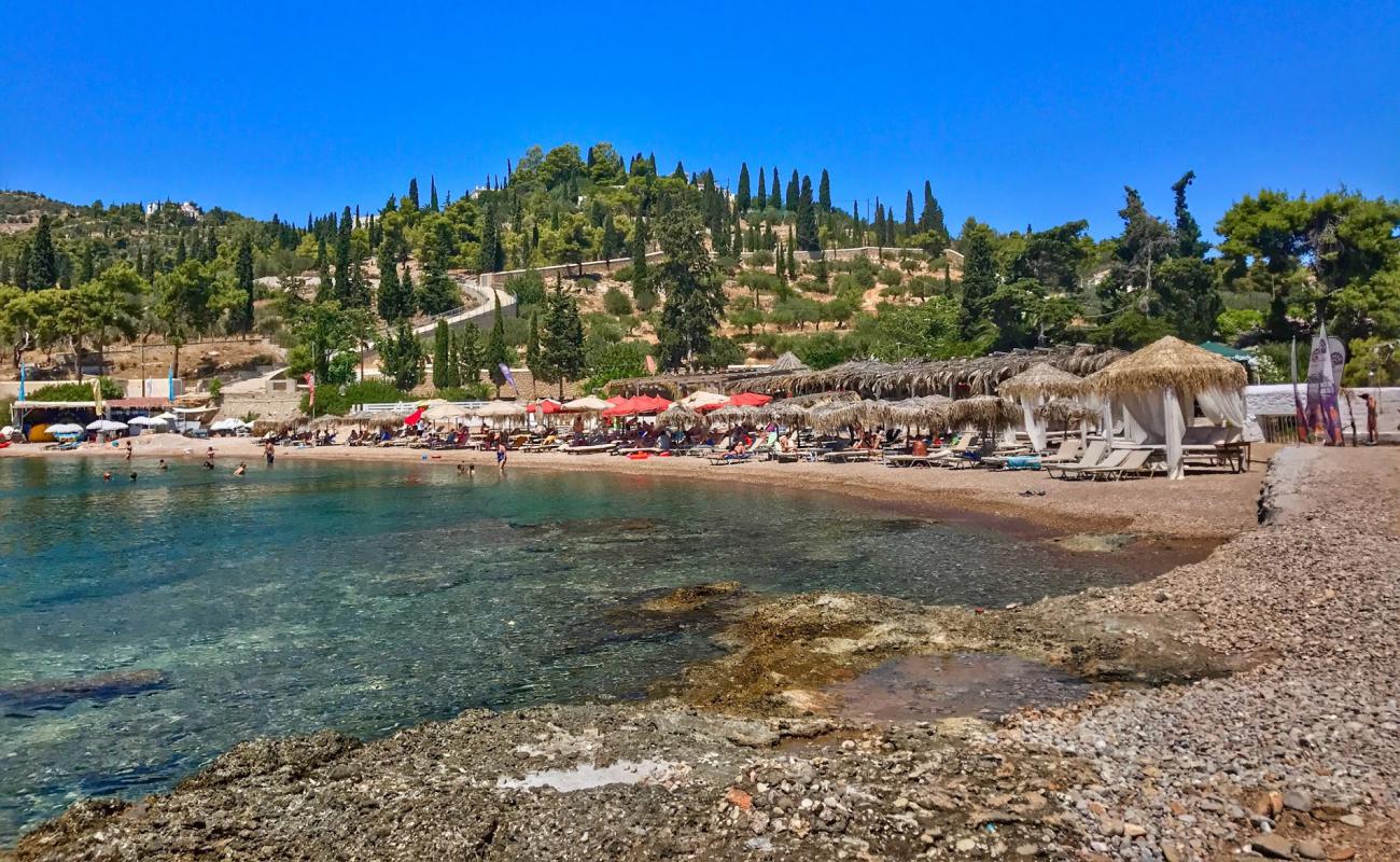 Photo de Paralia Agia Marina avec sable beige & galets de surface