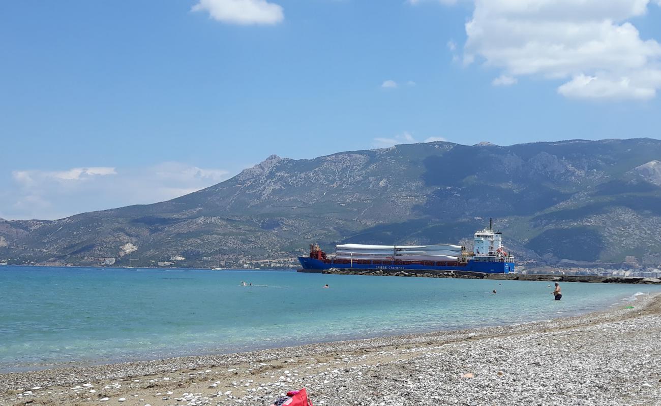 Photo de Paralia Loutrakiou II avec l'eau cristalline de surface