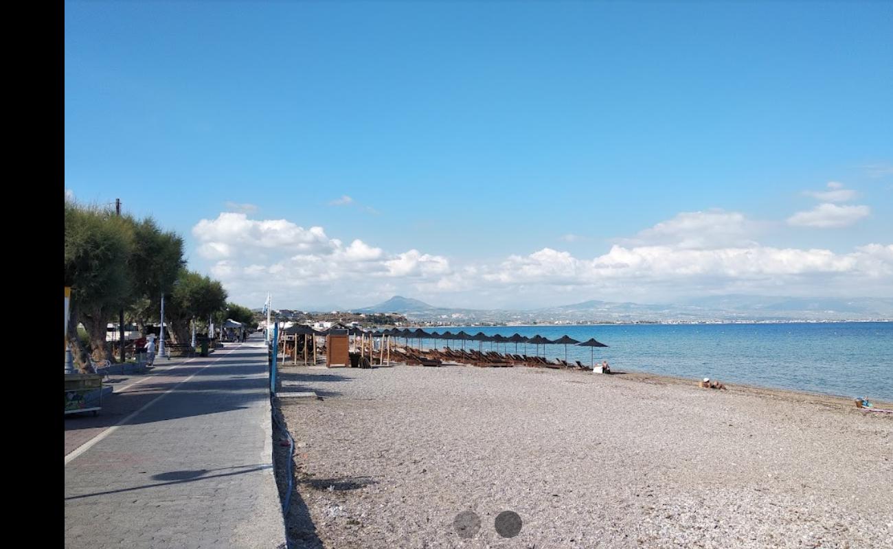 Photo de Paralia Kalamia avec petits galets beige de surface
