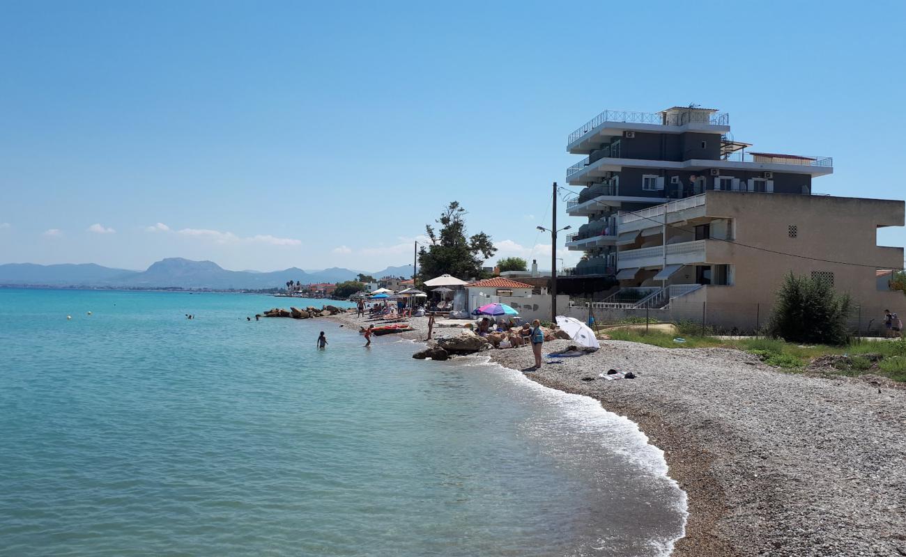 Photo de Paralia Nerantzas avec sable gris & galets de surface