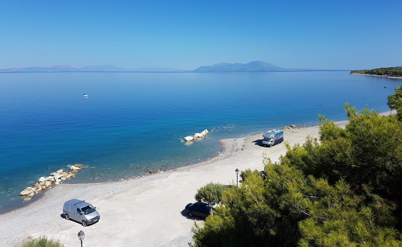 Photo de Pefkias beach avec caillou fin gris de surface