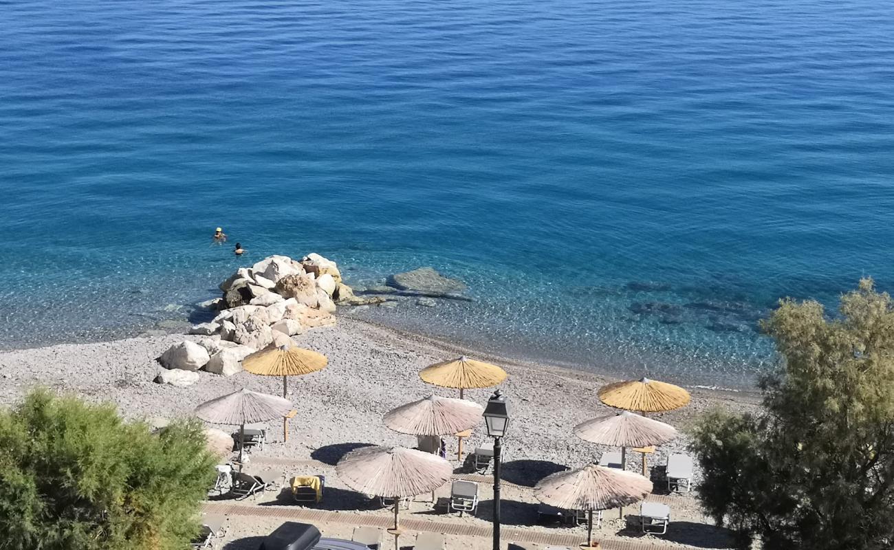 Photo de Pefkias beach II avec galets gris de surface