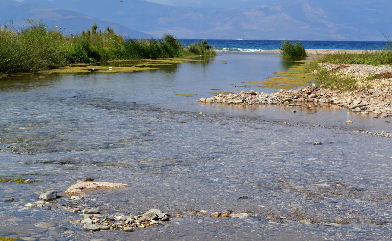 Photo de Paralia Vouraikos avec sable gris avec caillou de surface