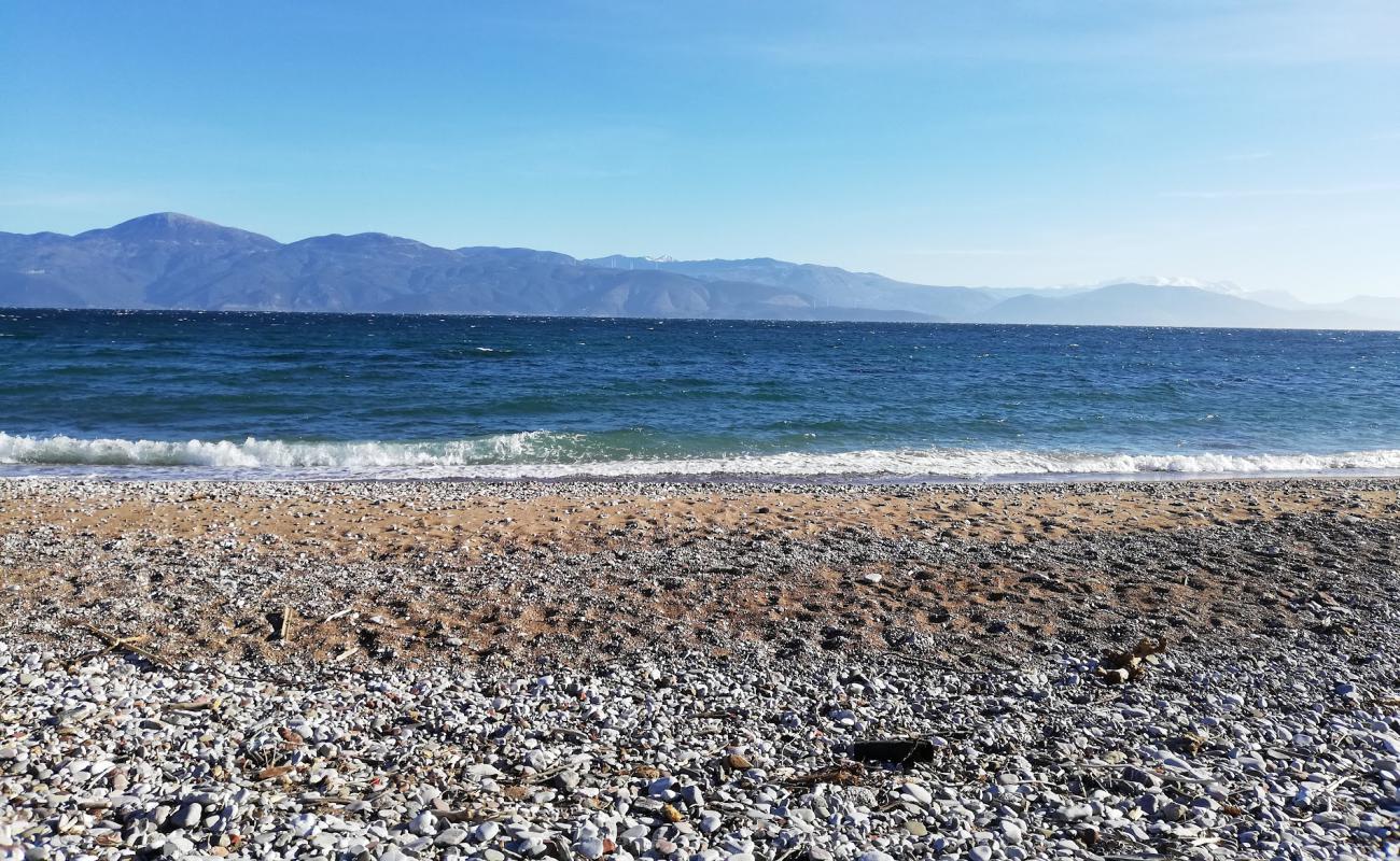 Photo de Egio beach avec sable noir avec caillou de surface