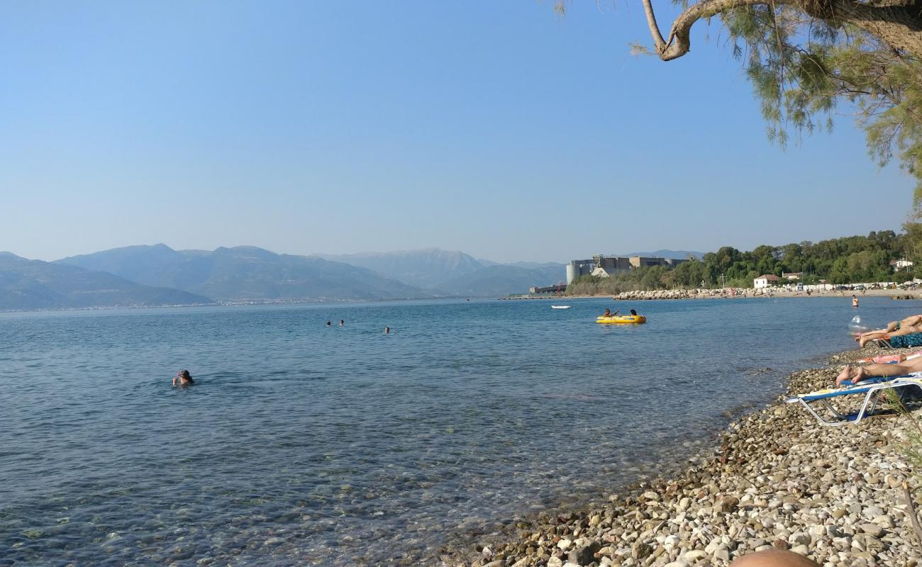 Photo de Paralia Arachovitikon avec roches de surface