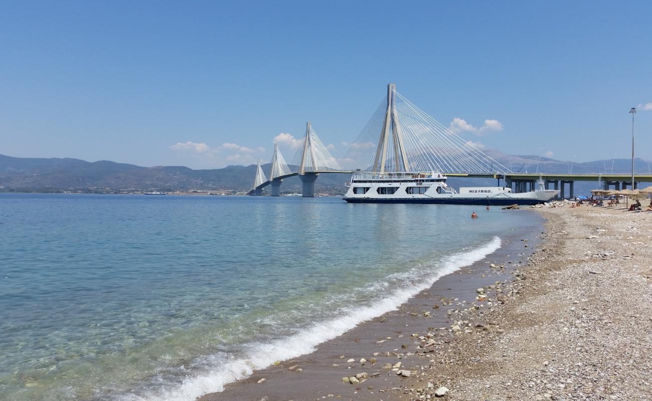 Photo de Paralia avec sable noir avec caillou de surface