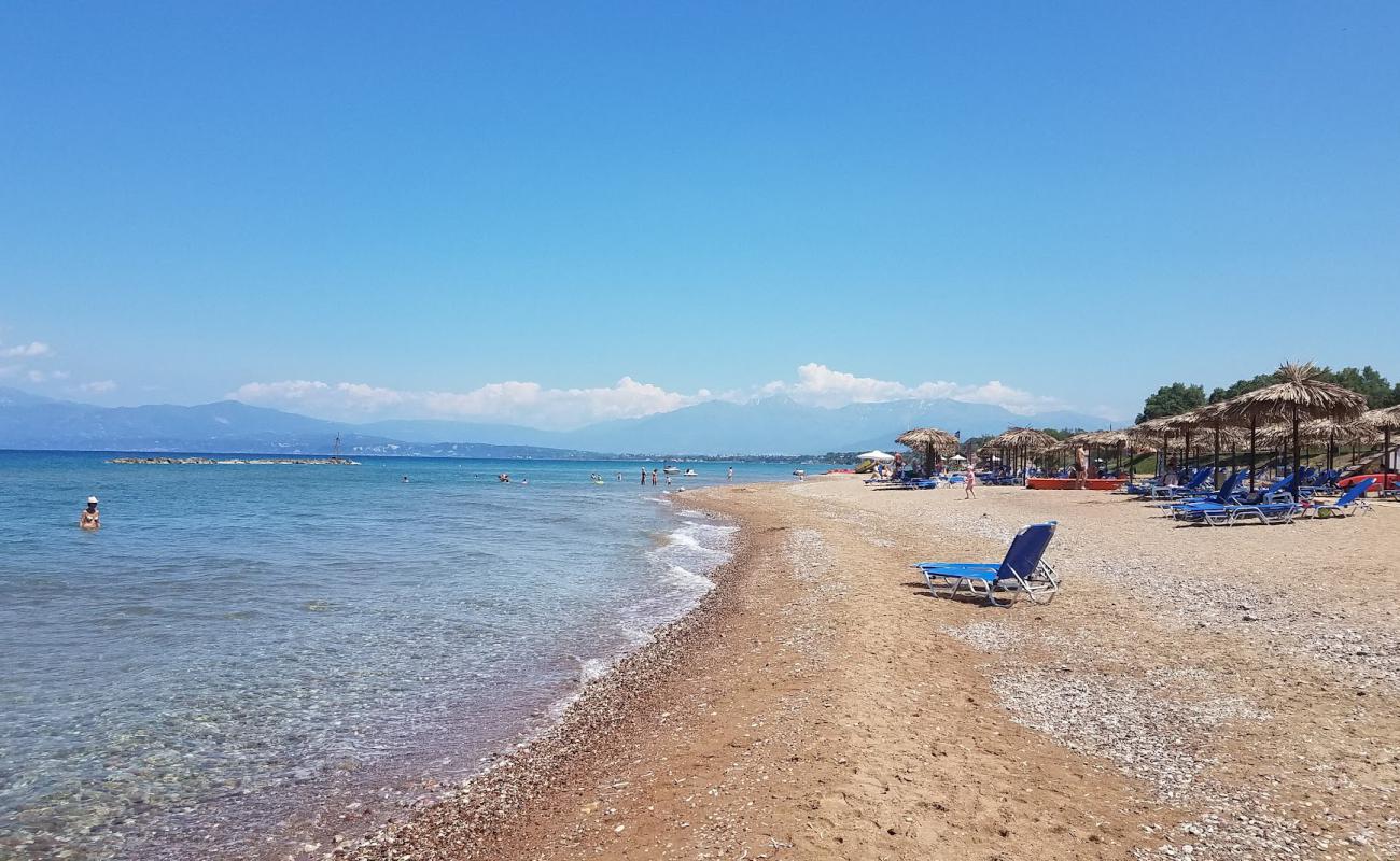 Photo de Paralia Kalamakiou avec sable brun de surface