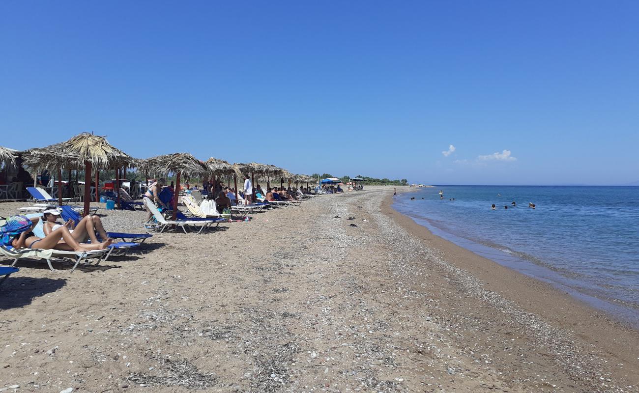 Photo de Paralia Mavris Mytis avec sable brun de surface