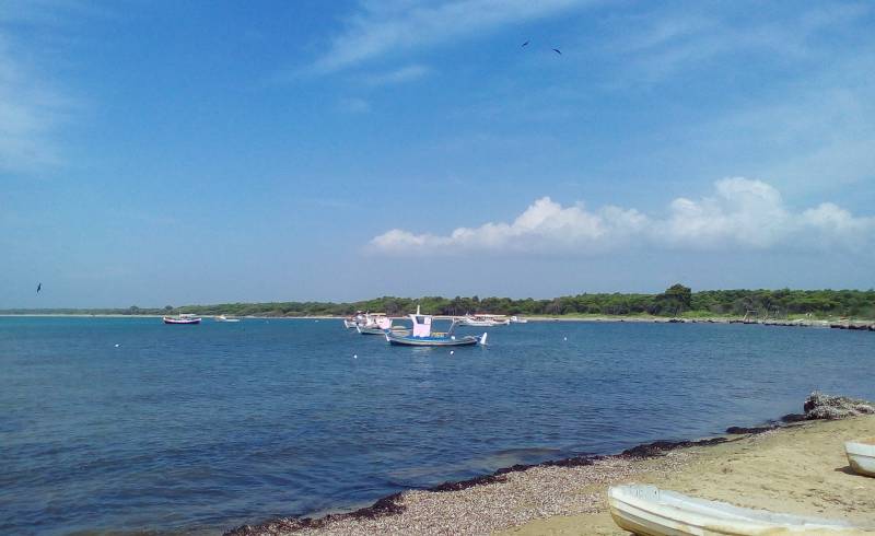 Photo de Paralia Kounoupeli avec sable beige & galets de surface