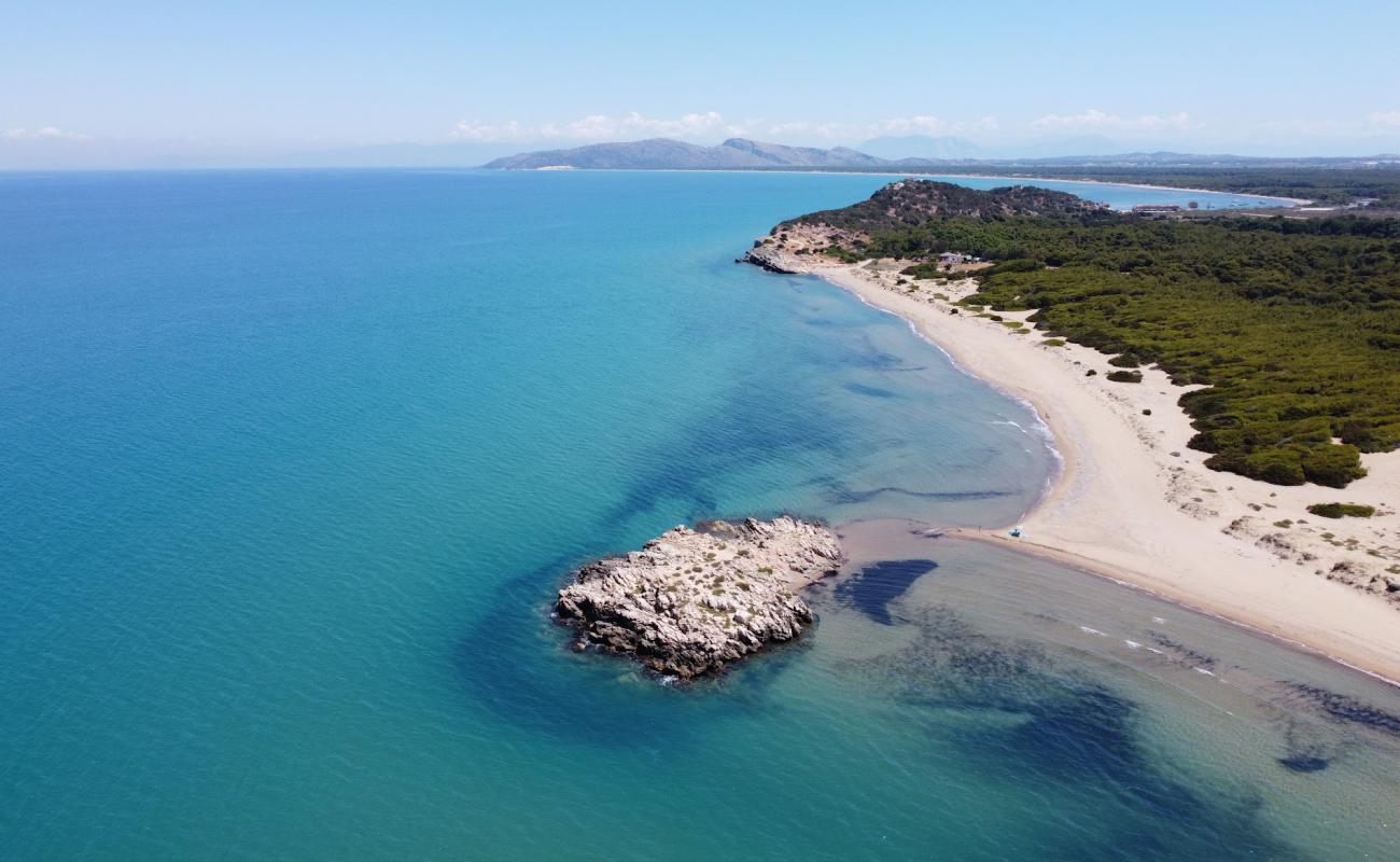 Photo de Paralia Kounoupelaki avec sable lumineux de surface