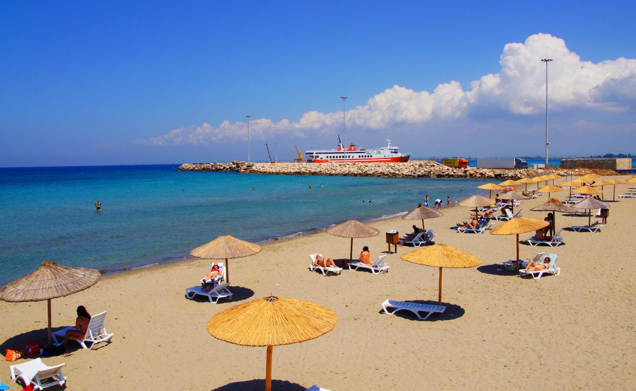 Photo de Kyllini beach avec sable beige de surface