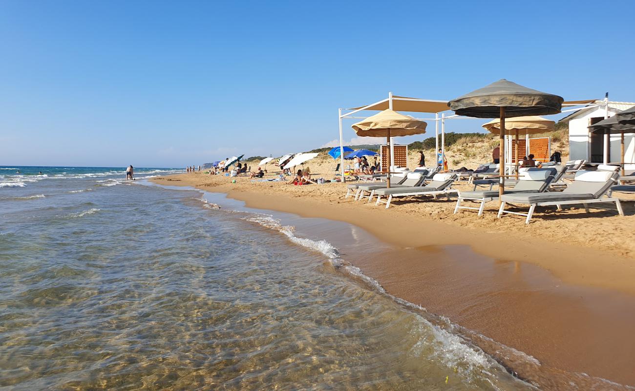 Photo de Paralia Chrisi Akti avec sable lumineux de surface