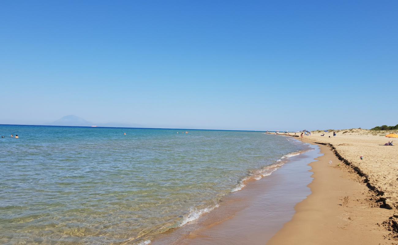 Photo de Paralia Loutra Killinis avec sable beige fin de surface