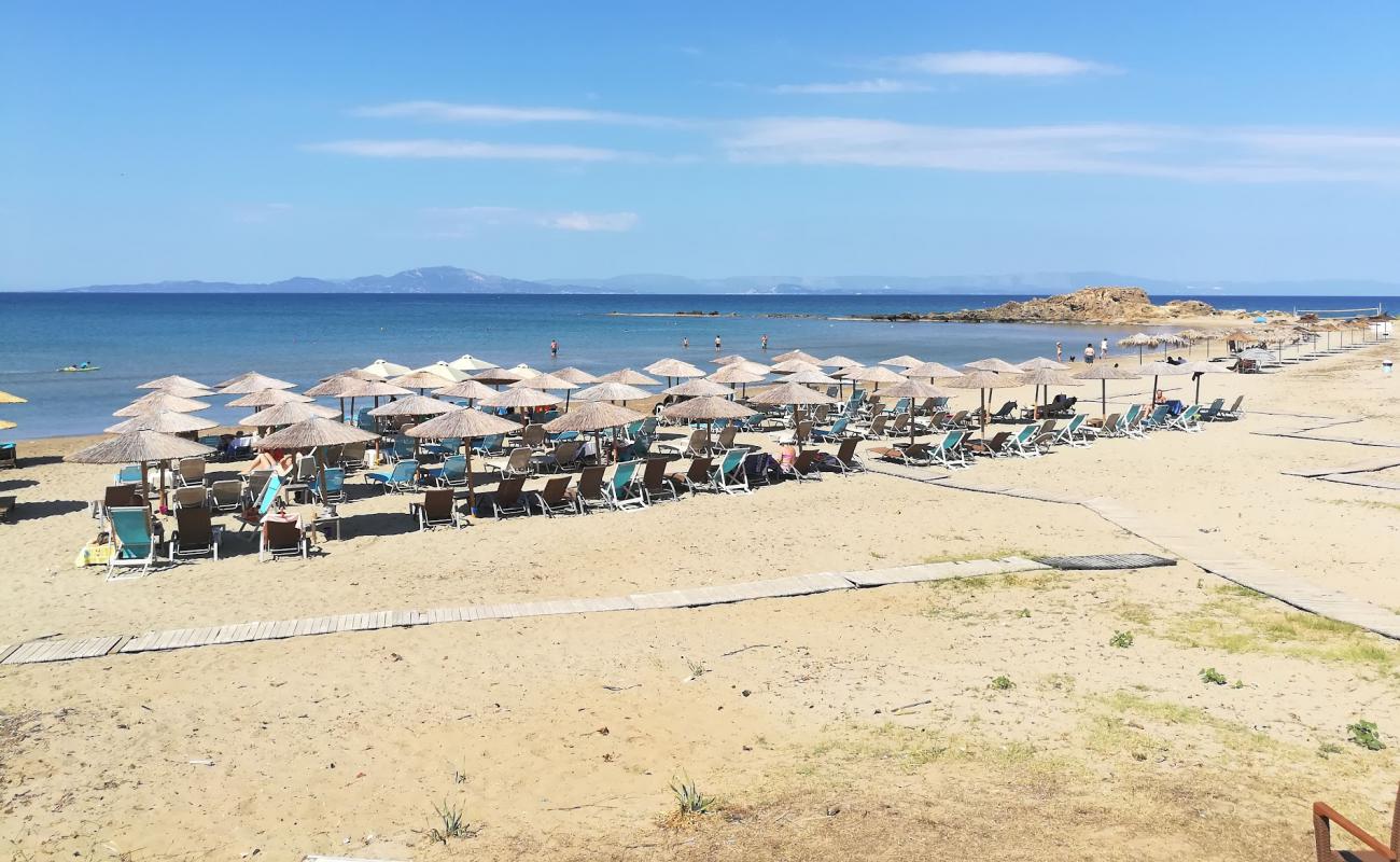 Photo de Paralia Arkoudi avec sable fin et lumineux de surface