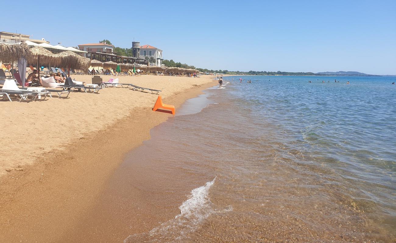 Photo de Amaliadas beach avec sable lumineux de surface