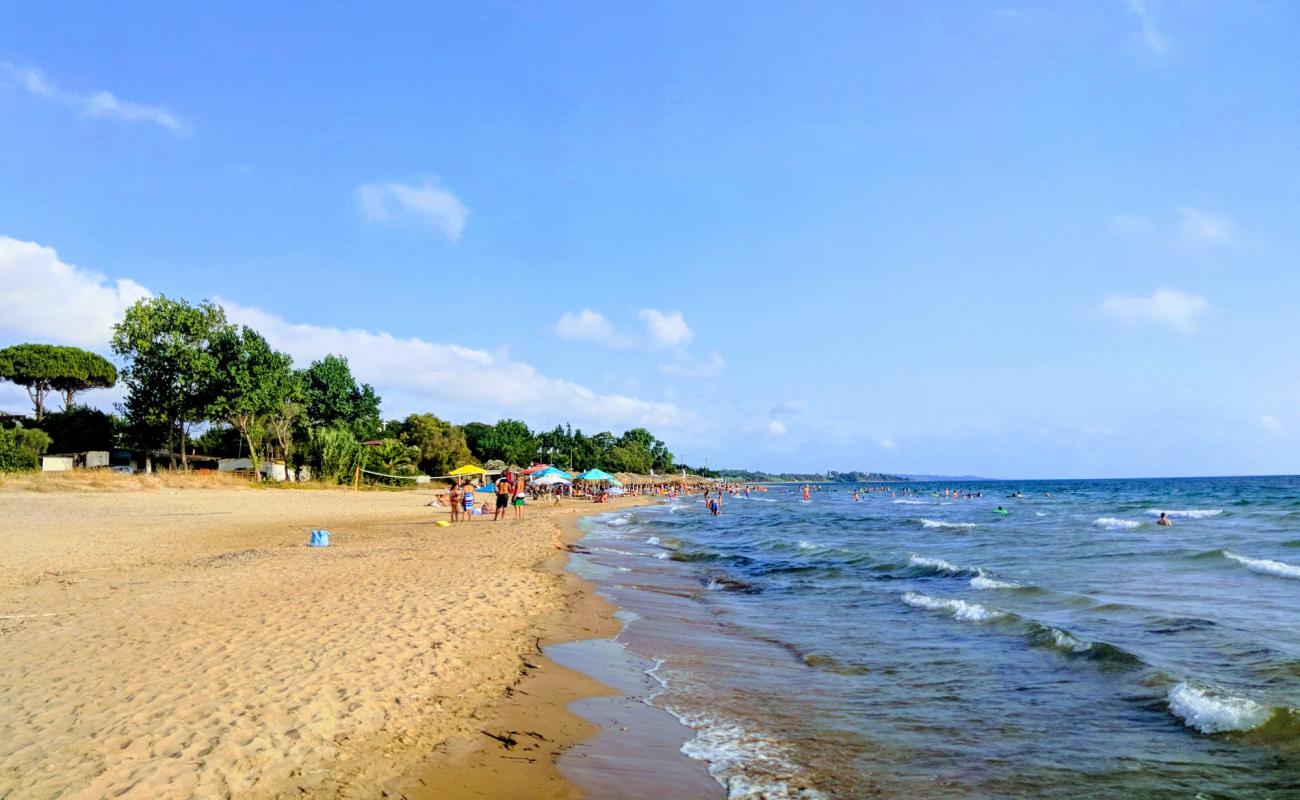 Photo de Paralia Agia Marina avec sable lumineux de surface