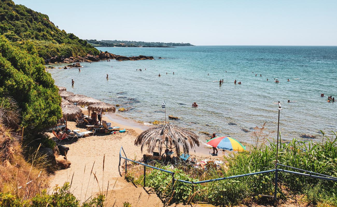 Photo de Skafidia beach avec sable brun de surface