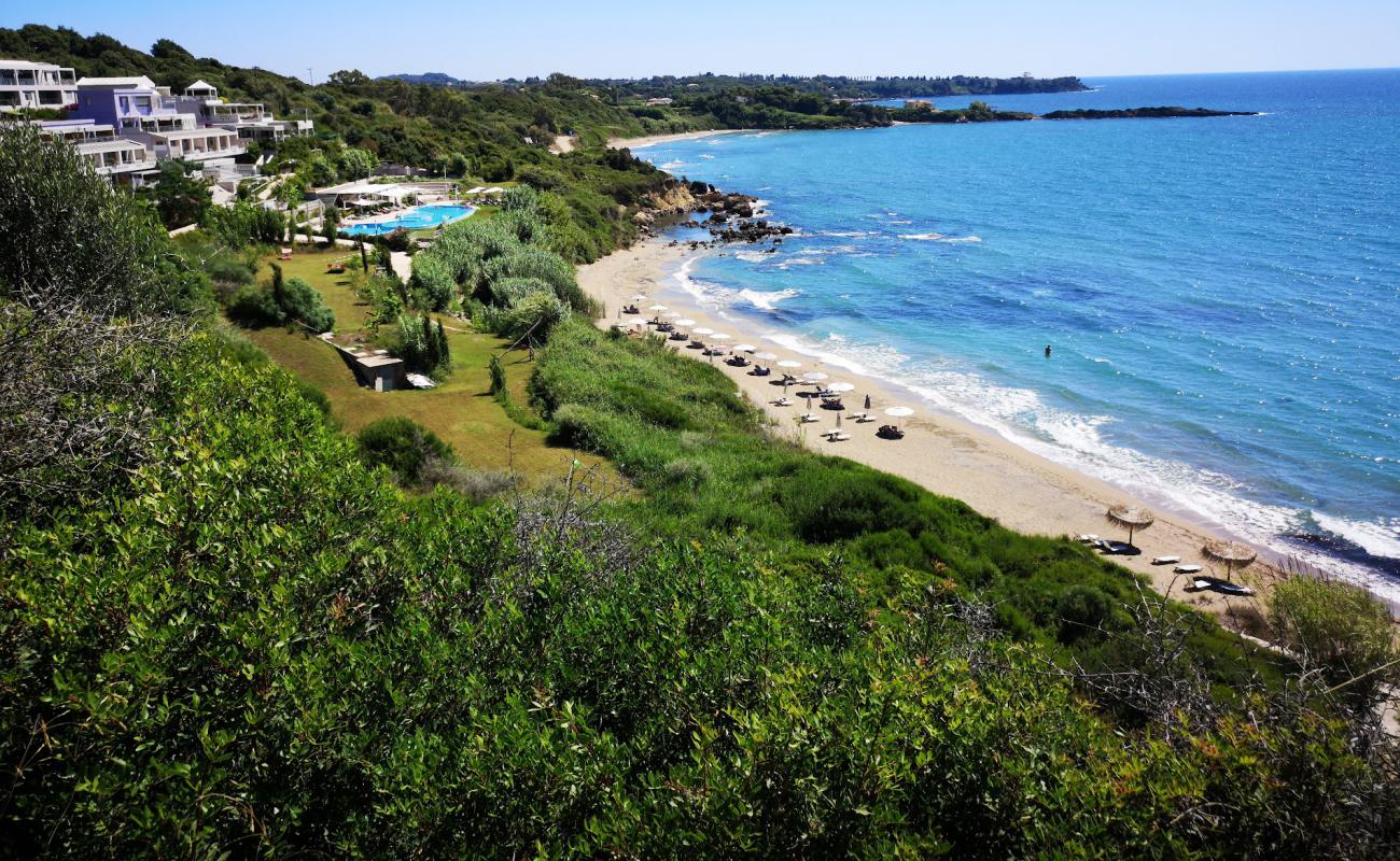 Photo de Pirgos beach avec sable brun de surface