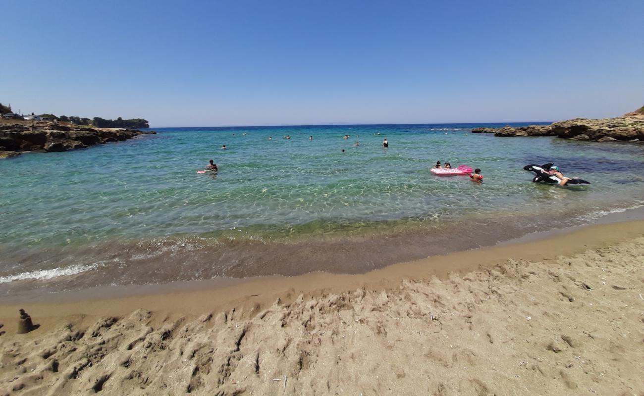 Photo de Pirgos beach II avec sable fin gris de surface