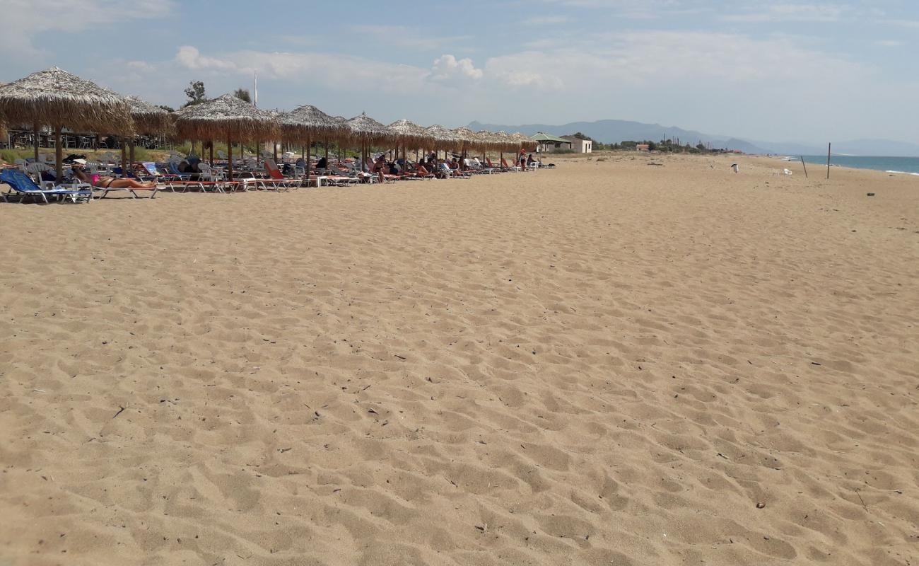 Photo de Paralia Epitaliou avec sable brun de surface