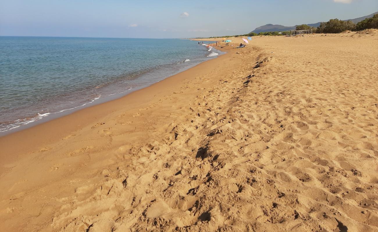 Photo de Paralia Zacharo avec sable brun de surface