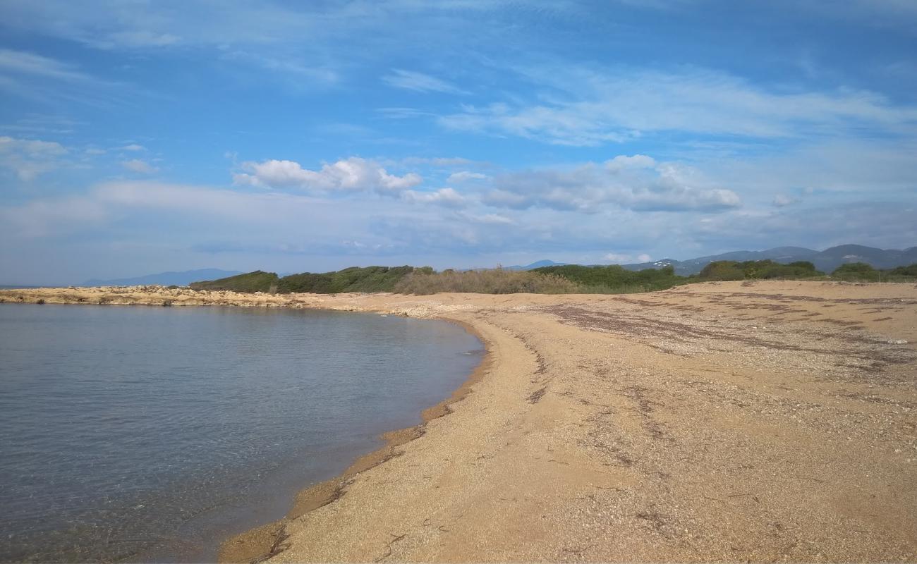 Photo de Kiparissia II beach avec sable brun de surface