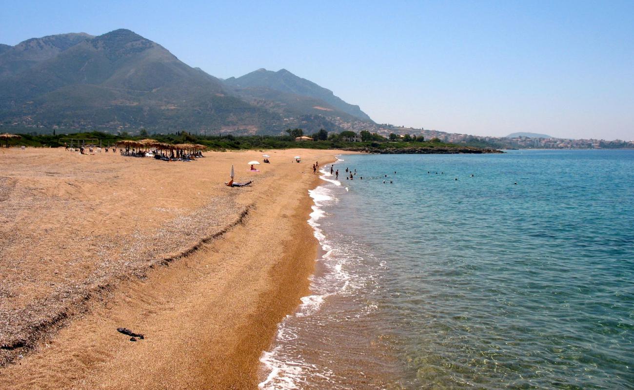 Photo de Sani beach avec sable brun de surface