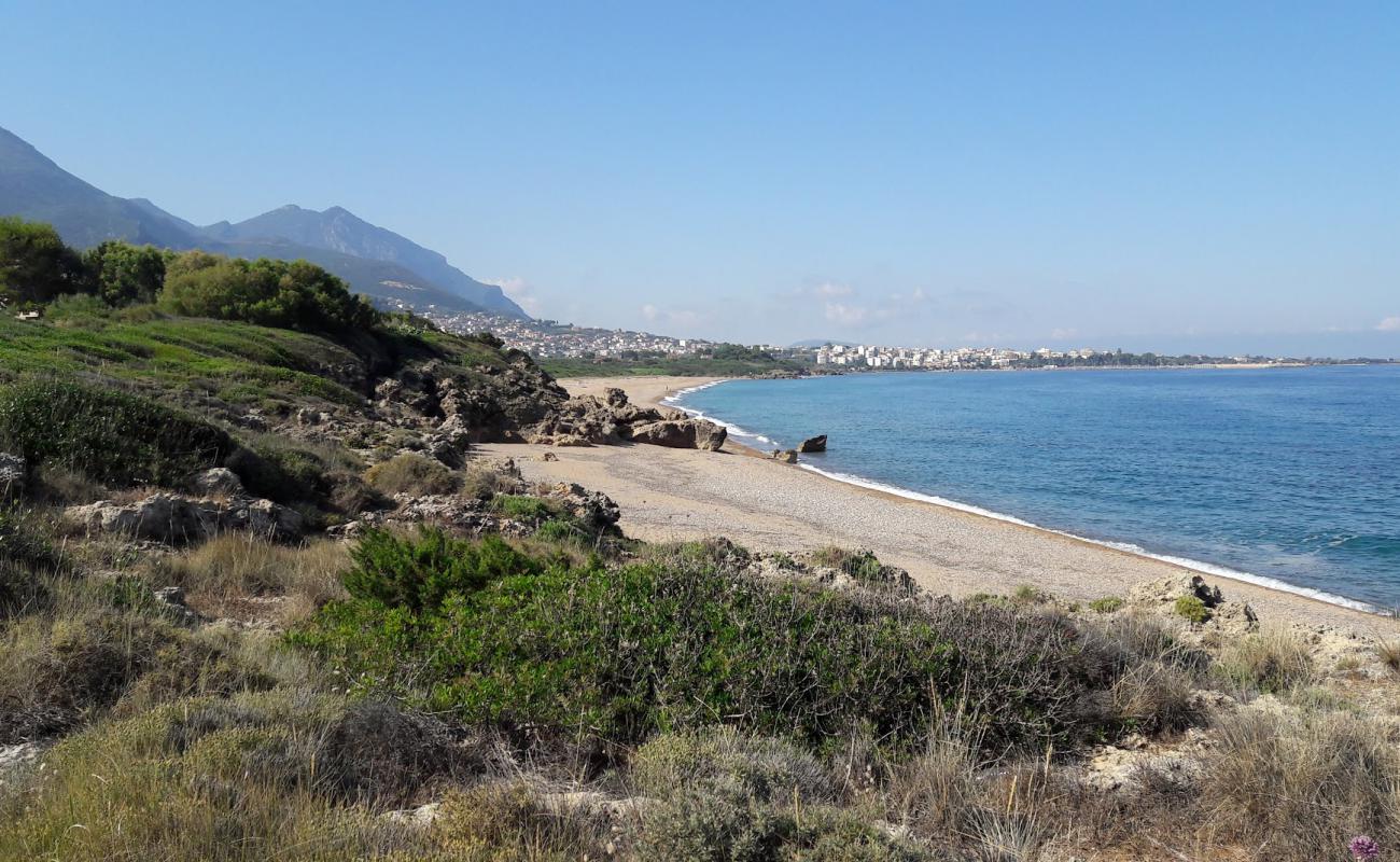 Photo de Paralia Kartelas avec sable noir avec caillou de surface