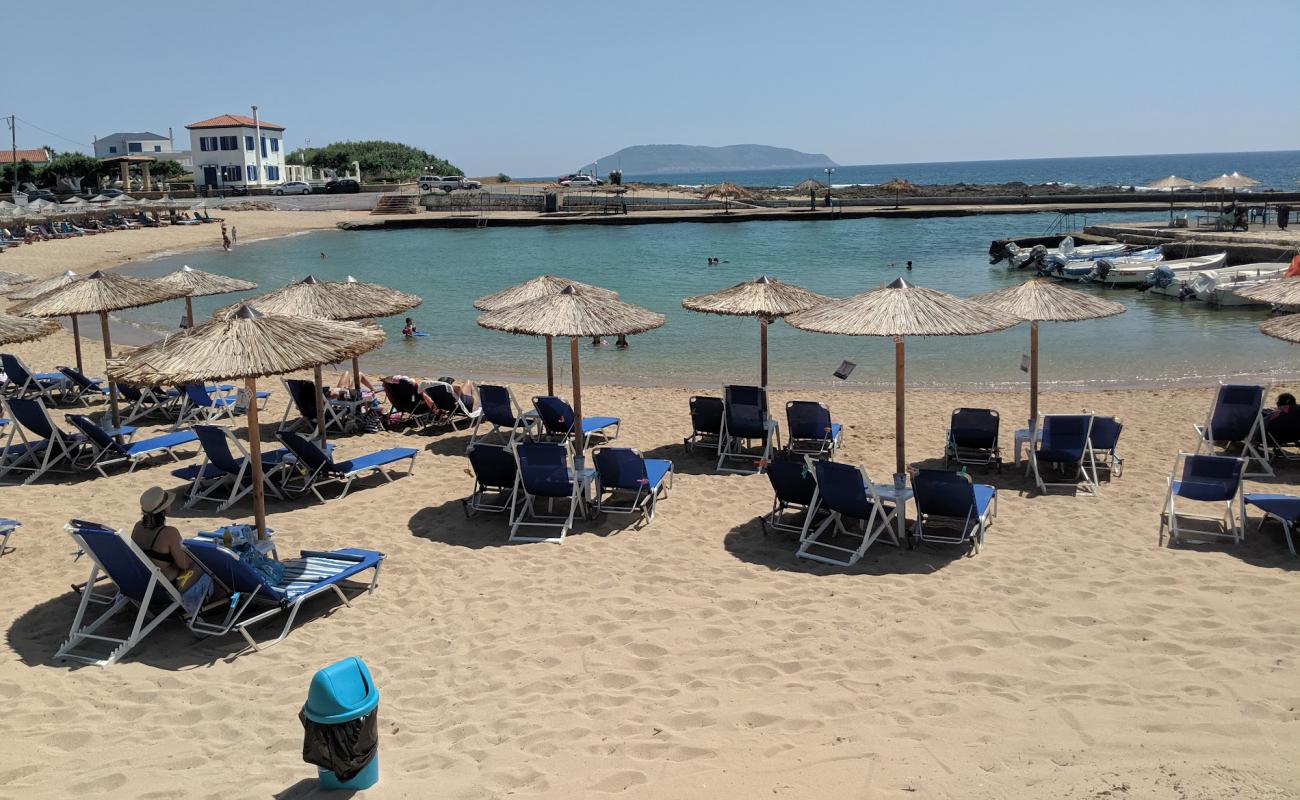 Photo de Agias Kyriakis avec sable brun de surface