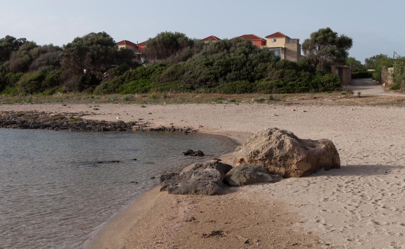 Photo de Kanalos beach avec sable lumineux de surface