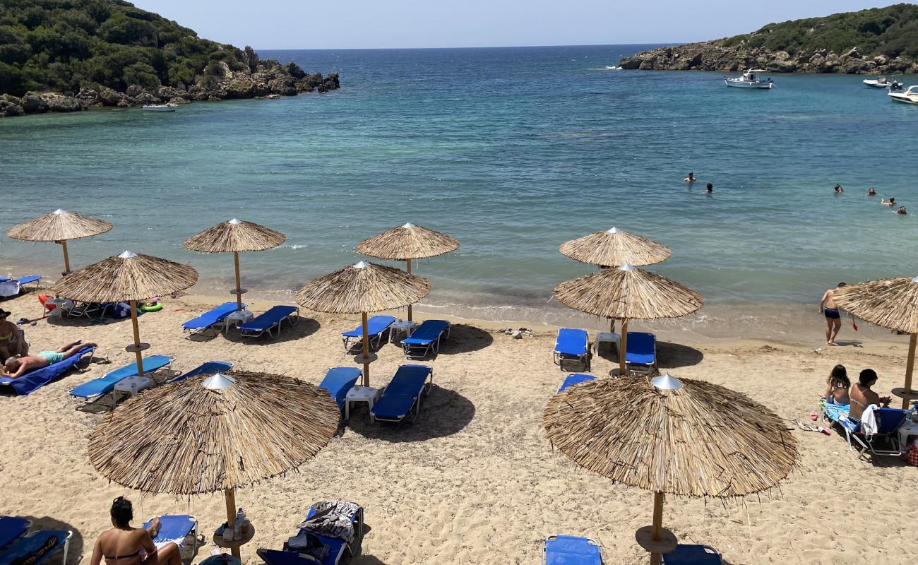 Photo de Vromoneri beach avec sable noir avec caillou de surface