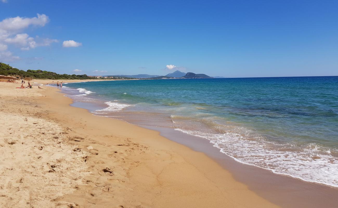 Photo de Plage de Rikia avec sable brun de surface