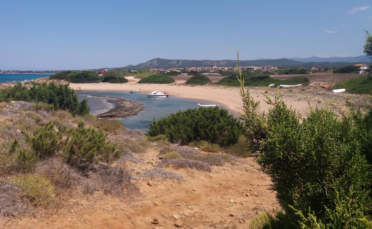 Photo de Romanos beach II avec sable brun de surface