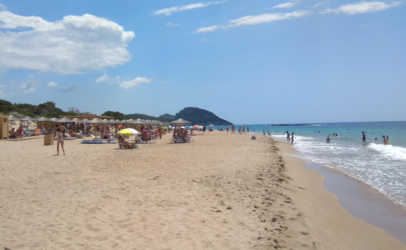 Photo de Romanos beach avec sable brun de surface