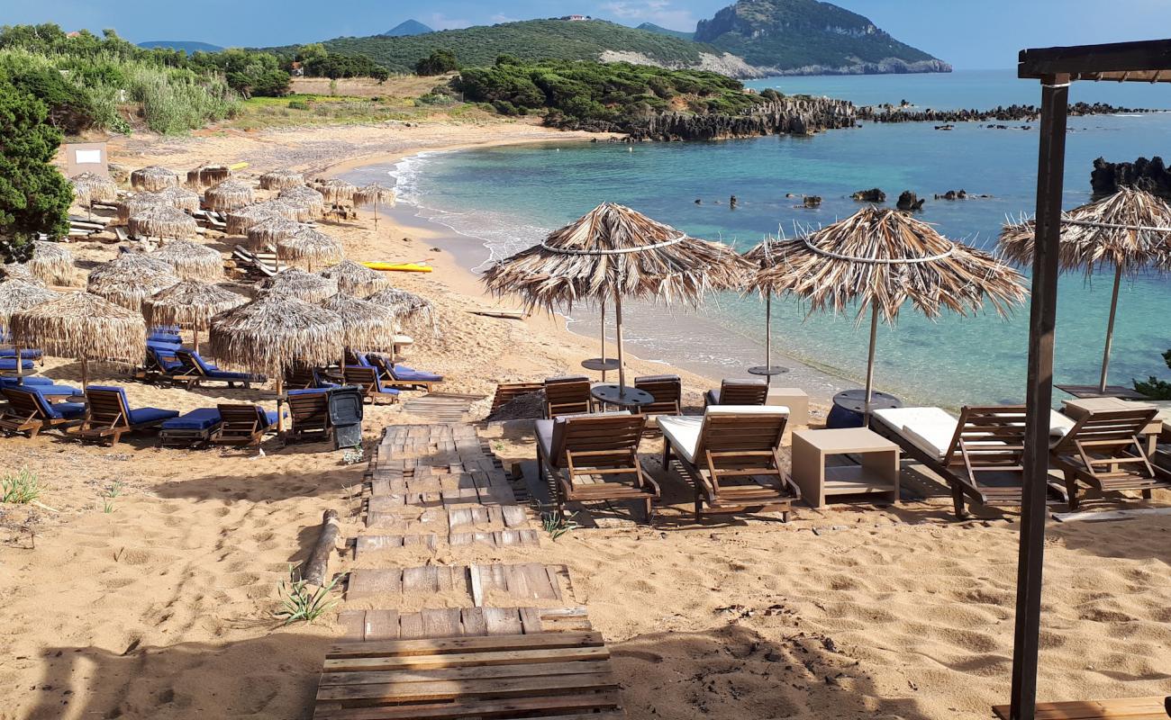 Photo de Petrochori beach avec sable brun de surface