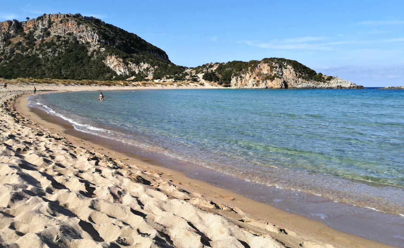 Photo de Plage de Voidokilia avec sable beige fin de surface