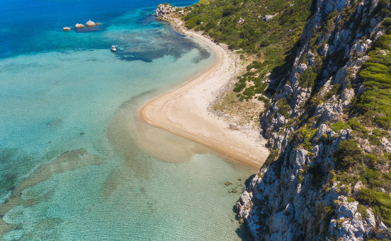 Photo de Sphaktiria beach avec sable lumineux de surface