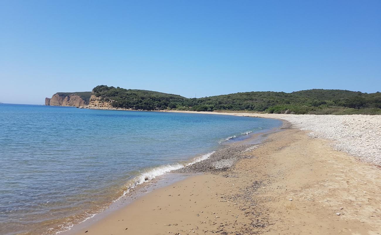 Photo de Koumpares beach avec sable brun de surface