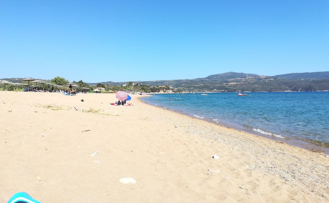 Photo de Paralia Mavrovouni avec sable brun de surface