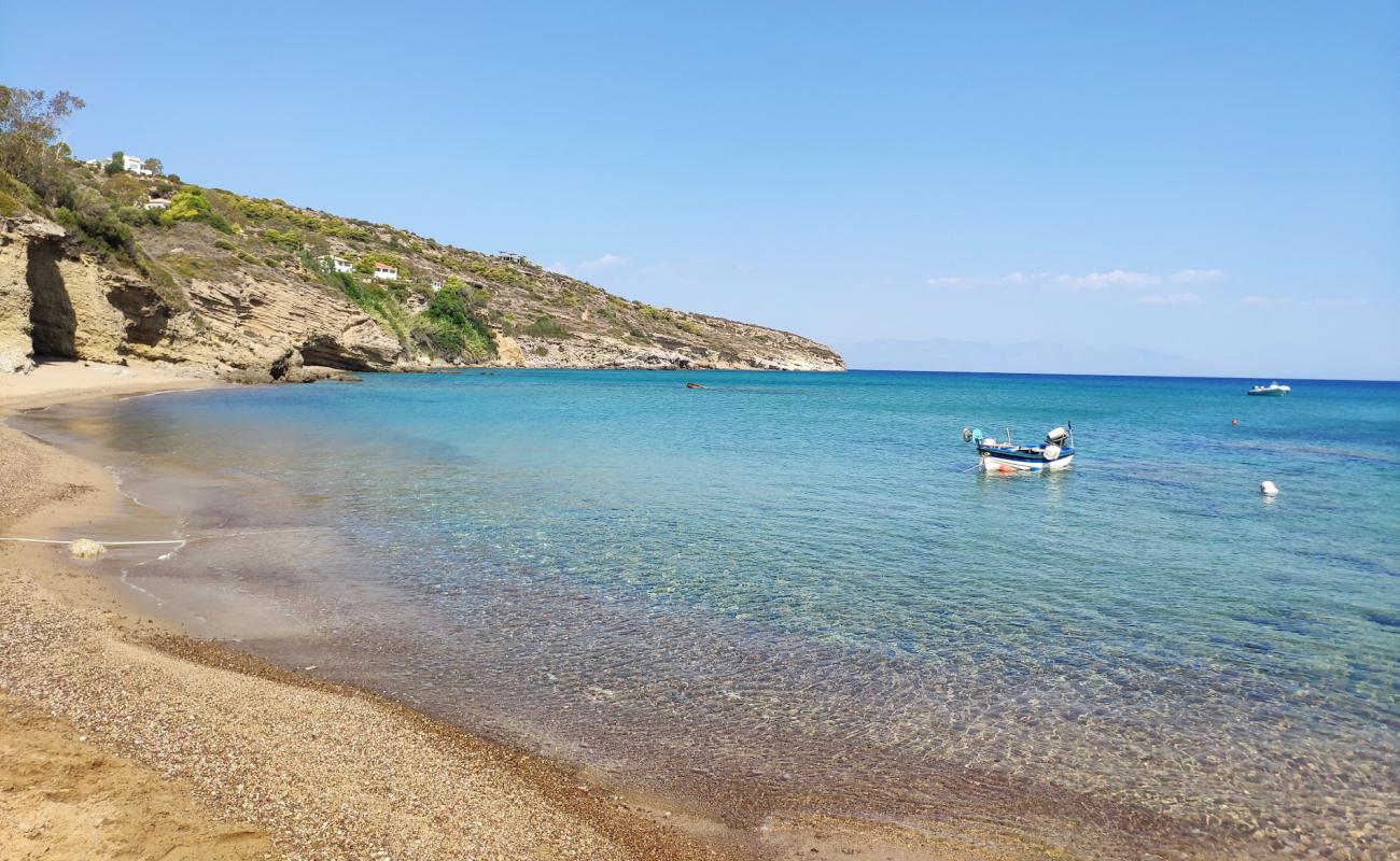 Photo de Paralia Ammoudi avec sable brun de surface