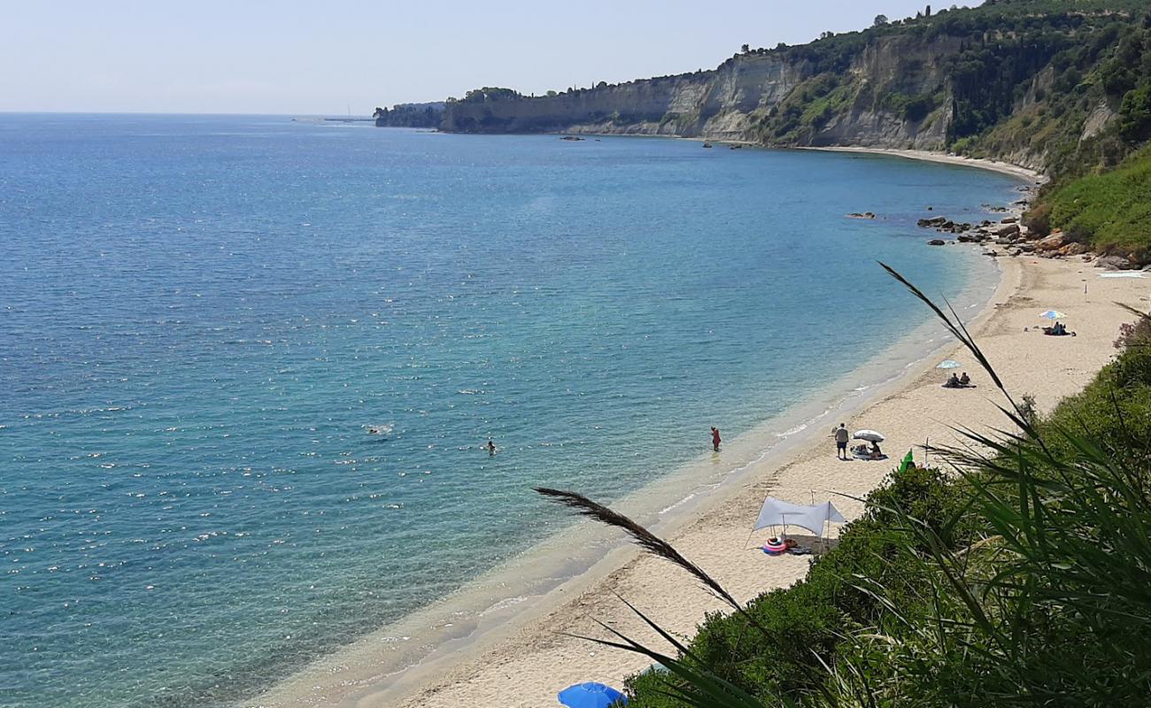 Photo de Agia Triada beach avec sable lumineux de surface