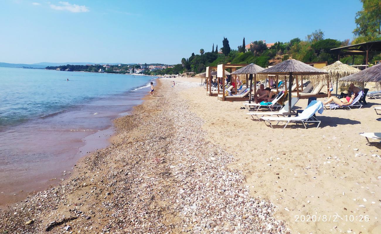 Photo de Paralia Chrani avec sable beige & galets de surface