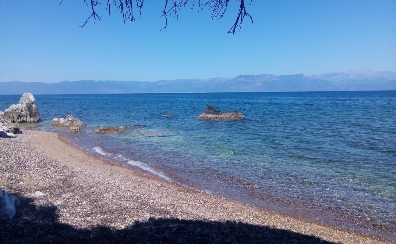 Photo de Kalamaki beach II avec petits galets gris de surface