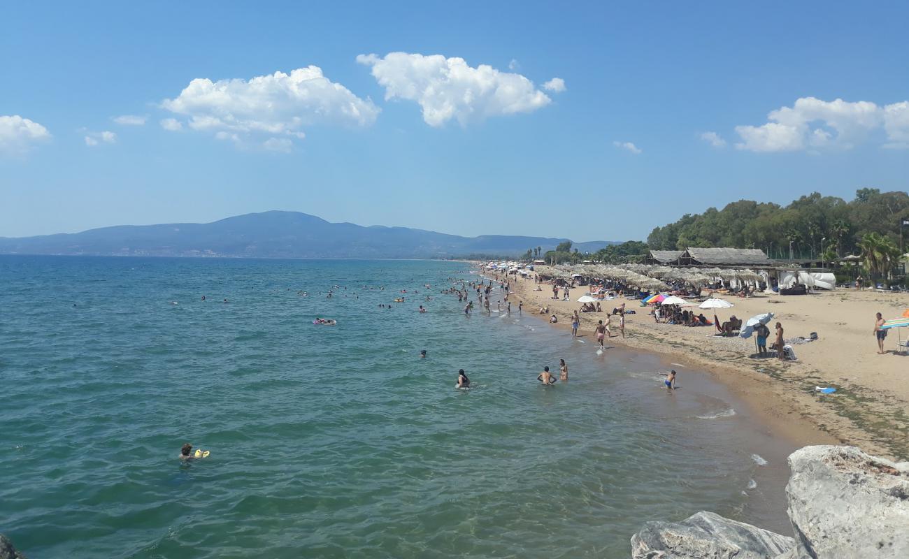 Photo de Paralia Mpouka avec sable beige de surface