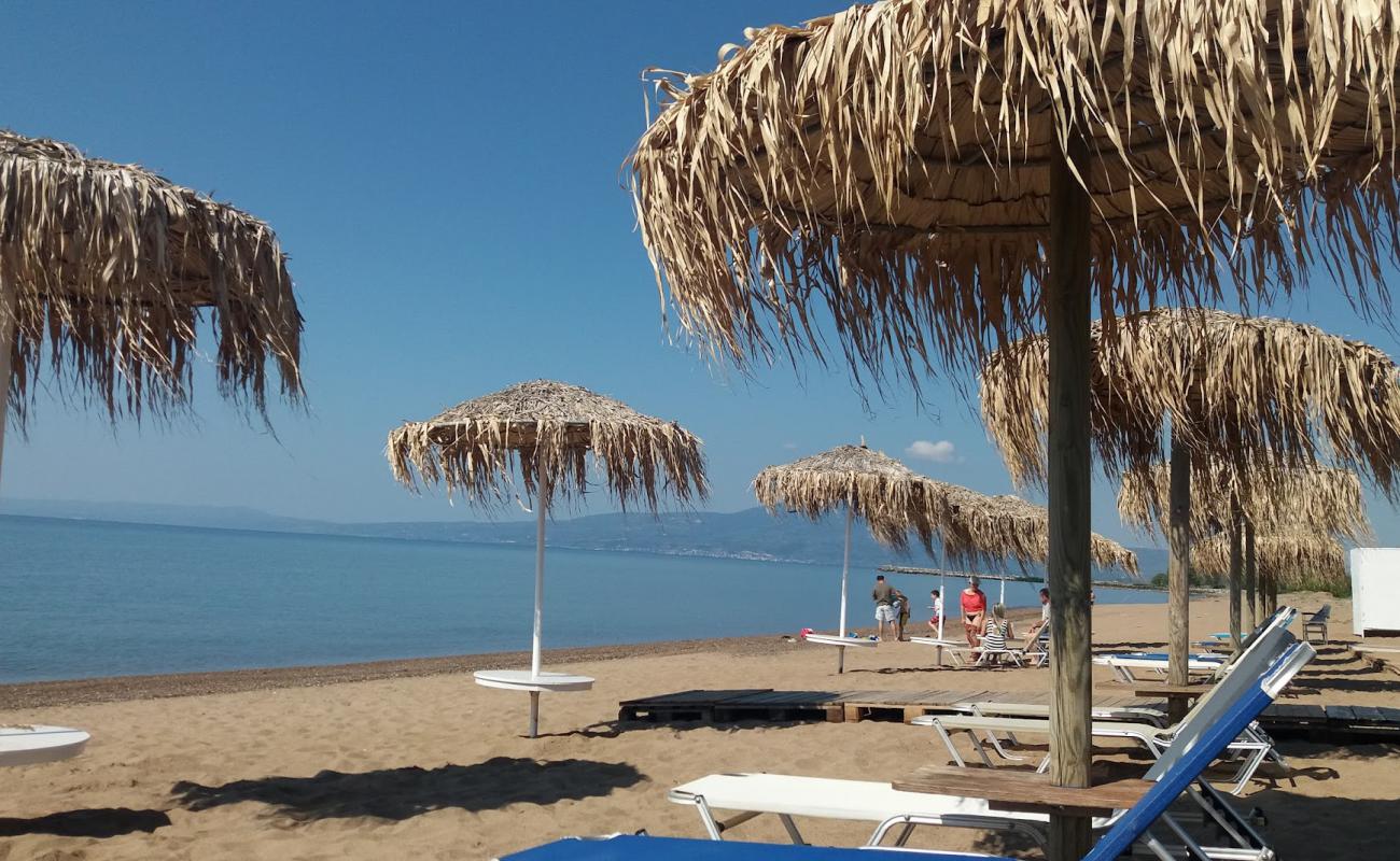 Photo de Paralia Analipsi avec sable beige de surface