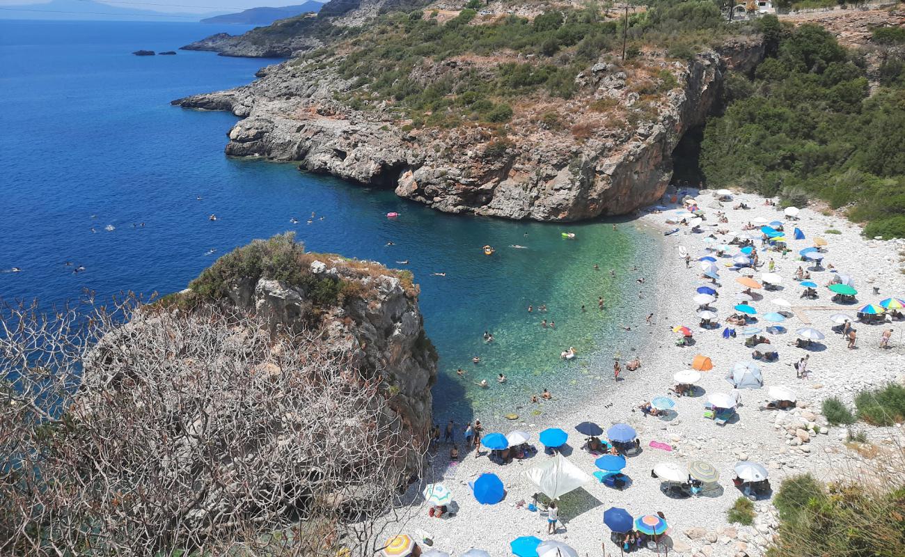 Photo de Foneas beach avec galets beige de surface
