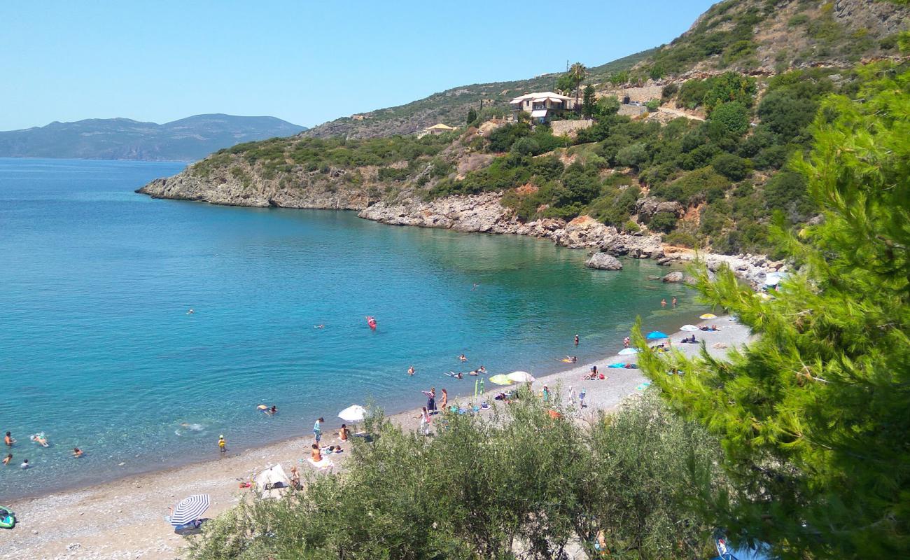 Photo de Delfinia beach avec caillou gris de surface