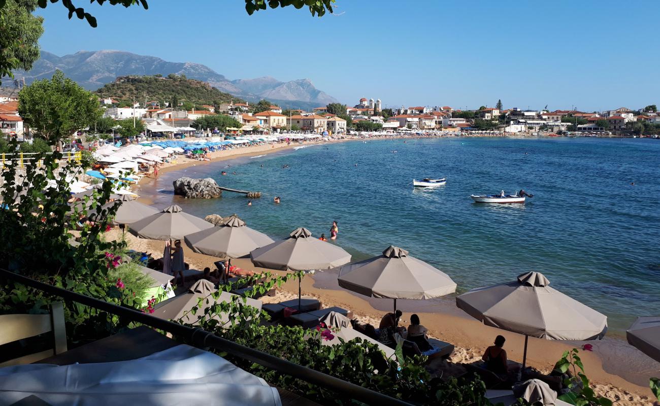 Photo de Paralia Stoupa avec sable lumineux de surface