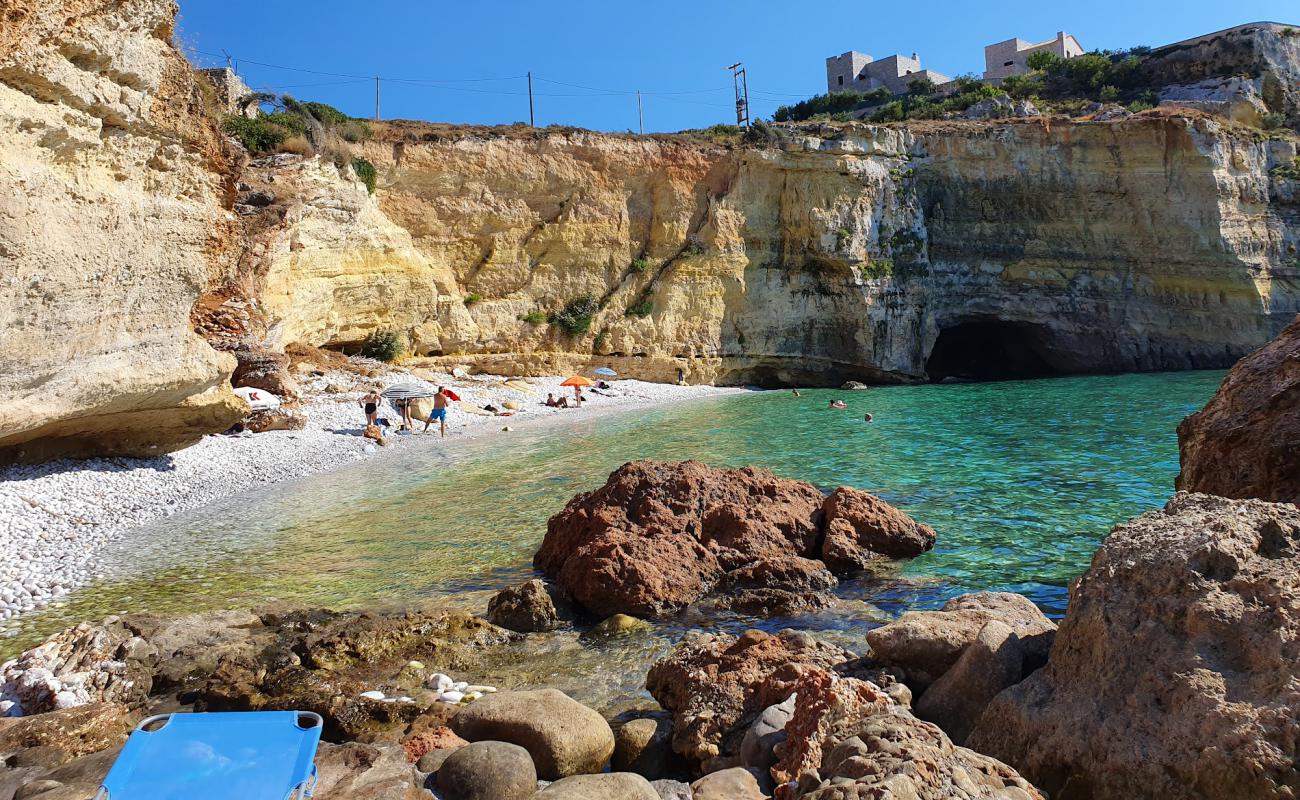 Photo de Chalikia beach avec galets blancs de surface